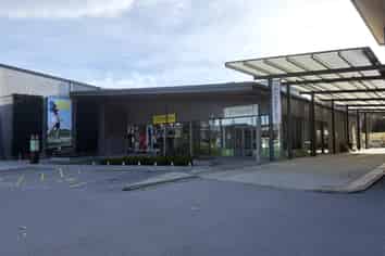 Excellent Showroom or Retail Five Mile