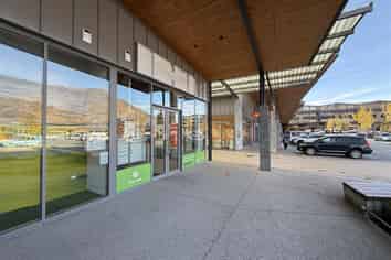 Excellent Showroom or Retail Five Mile