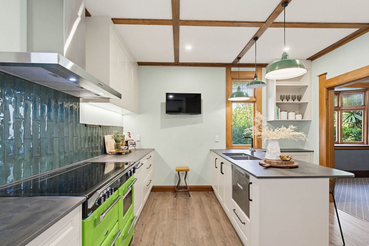 Charm of yesteryear and luxury renovations… - Fler