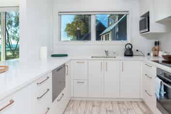 2/4 The Cliffs, Britannia Heights