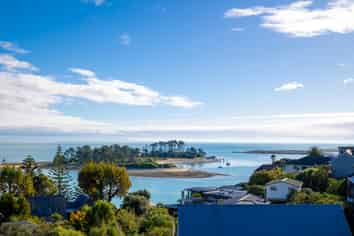 2/4 The Cliffs, Britannia Heights