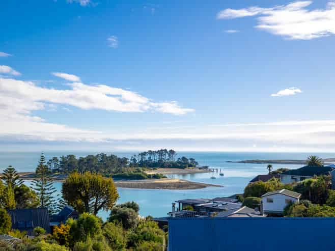 2/4 The Cliffs, Britannia Heights