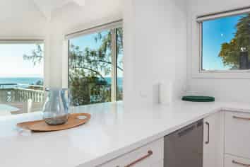 2/4 The Cliffs, Britannia Heights