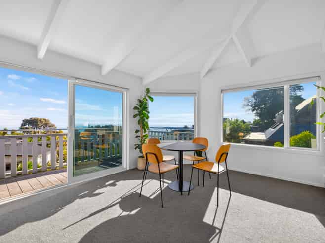 2/4 The Cliffs, Britannia Heights