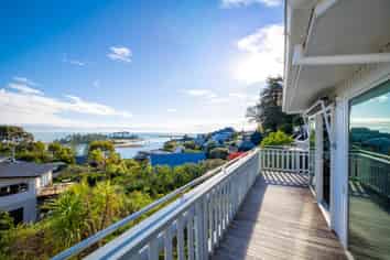 2/4 The Cliffs, Britannia Heights