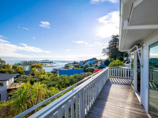 2/4 The Cliffs, Britannia Heights