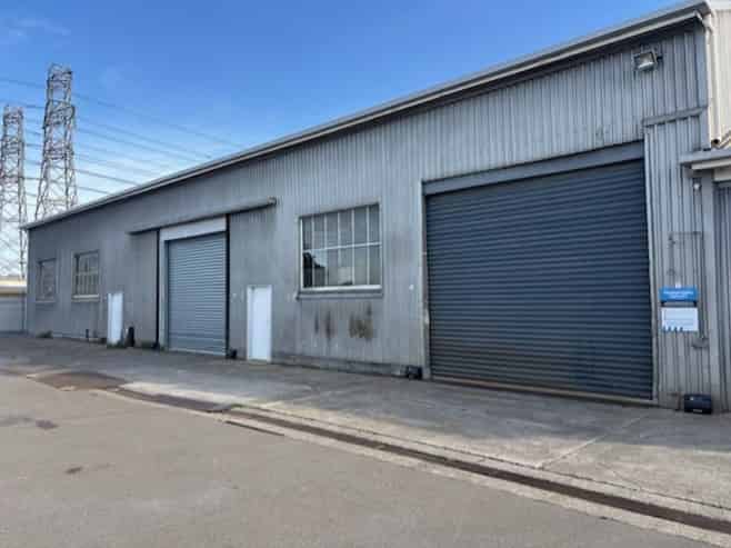 Functional Middelton Warehouse + Gantry Crane