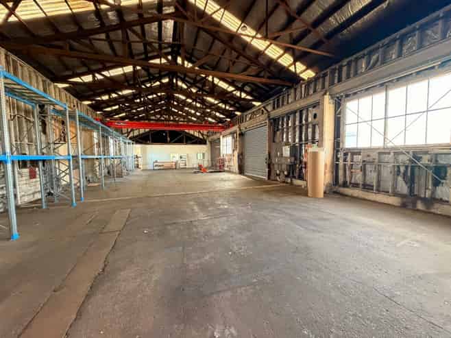 Functional Middelton Warehouse + Gantry Crane