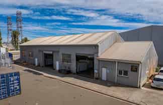 Functional Middelton Warehouse + Gantry Crane