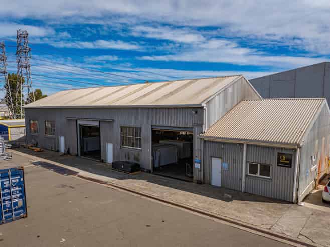 Functional Middelton Warehouse + Gantry Crane