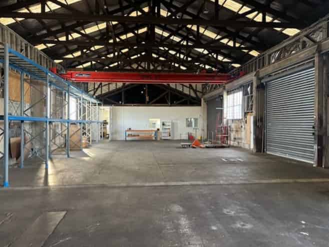Functional Middelton Warehouse + Gantry Crane