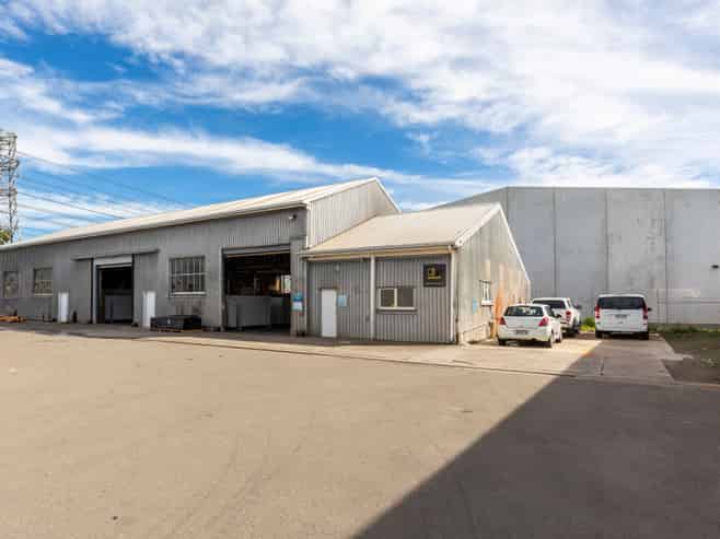 Functional Middelton Warehouse + Gantry Crane
