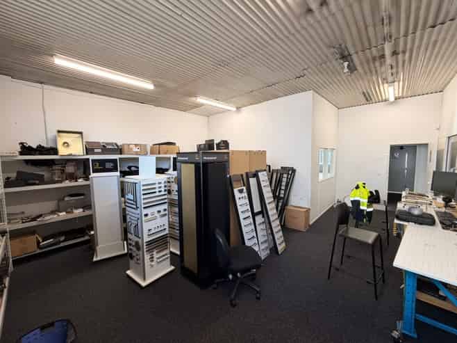 Functional Middelton Warehouse + Gantry Crane