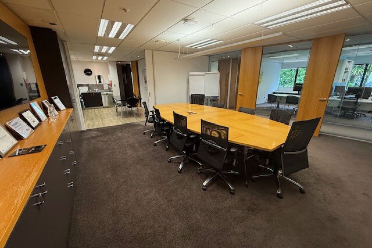 Spacious Epsom office – další
