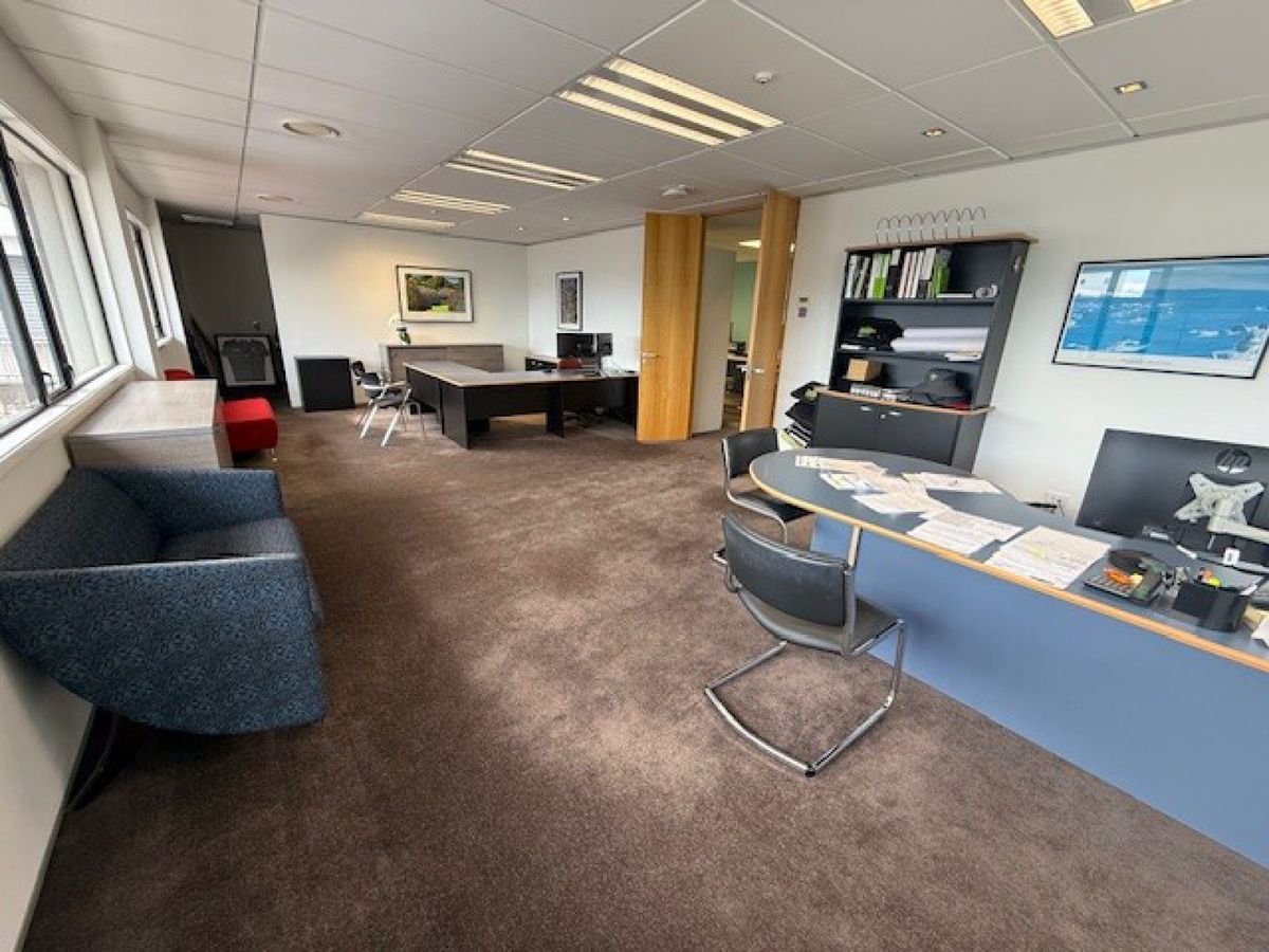 Spacious Epsom Office - Mehr