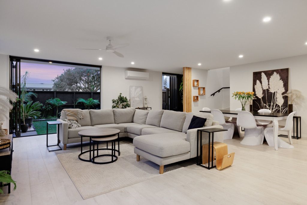 Exceptional Beach-side Living - Fler
