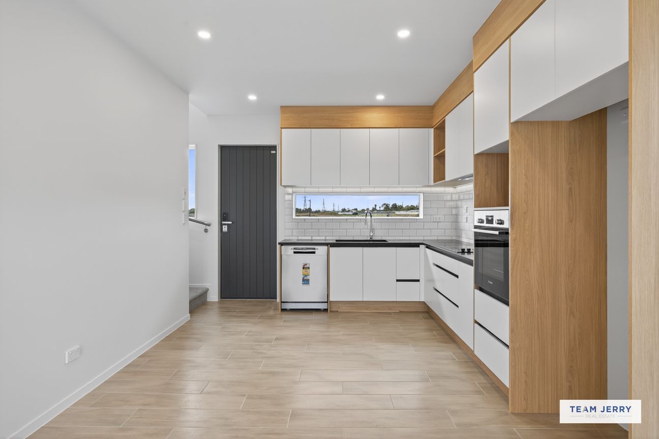 Spacious and Stylish, Must Sell - Vista 4