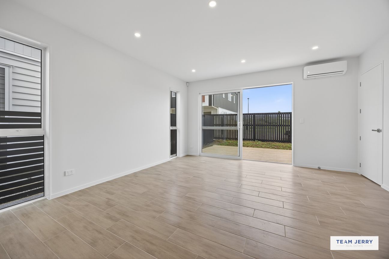 Spacious and Stylish, Must Sell - Vista 3