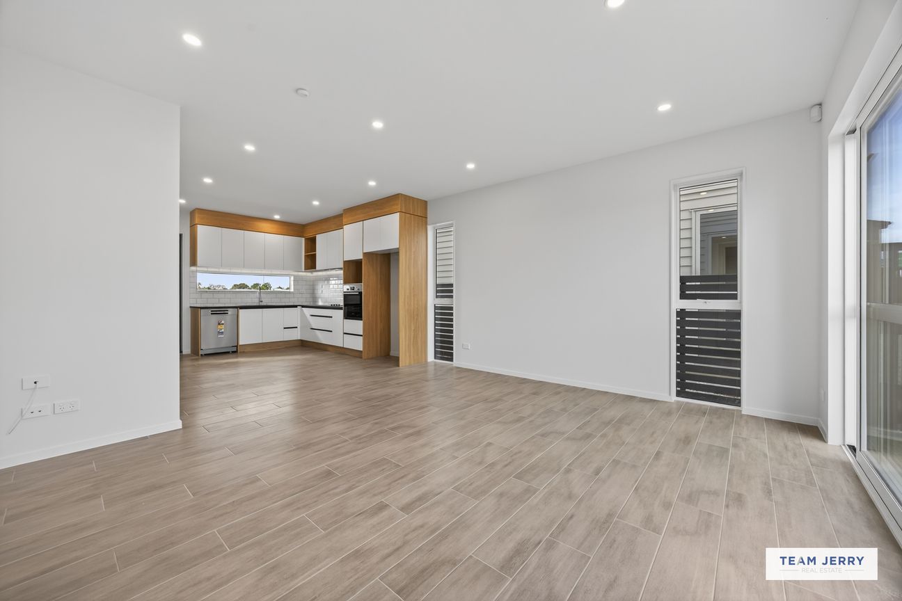 Spacious and Stylish, Must Sell - Altro