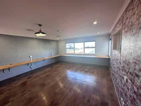 Quality Offices/Showroom with Warehouse