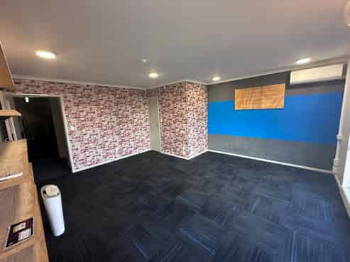 Quality Offices/Showroom with Warehouse