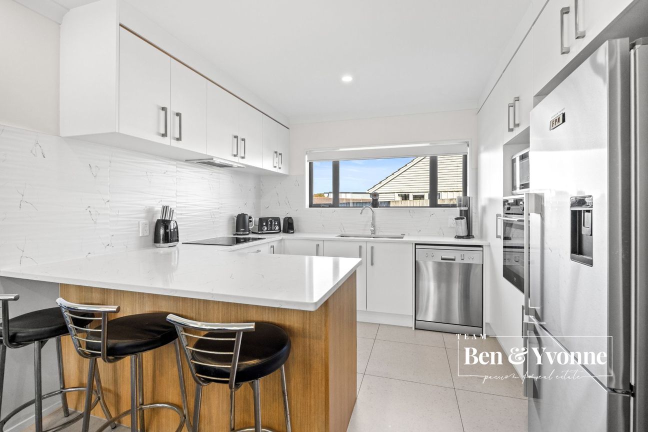 Light-Filled Luxury with Commuter Convenience - Vista 4