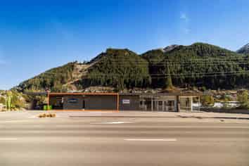Large Format Retail or Showroom