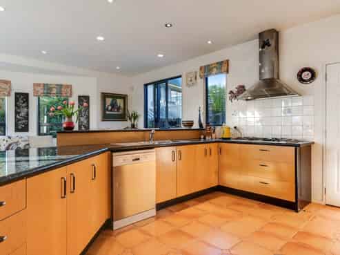 18 Ribbonwood Crescent, Goodwood Heights