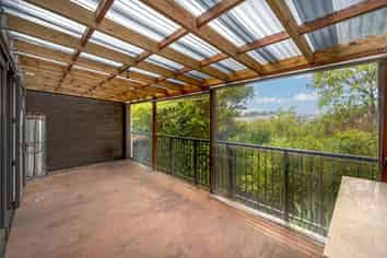 RETAIL SHOP WITHIN VIBRANT ROSEDALE COMPLEX
