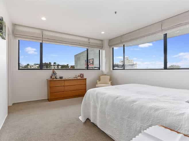 4a/171 Hurstmere Road, Takapuna
