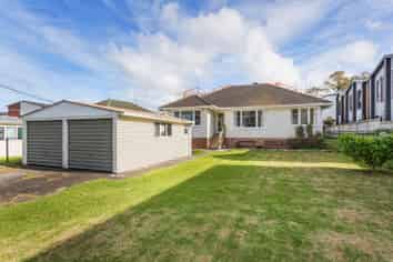 1 Beach Road, Te Atatu Peninsula
