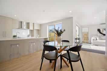 2/372 Lake Road, Takapuna