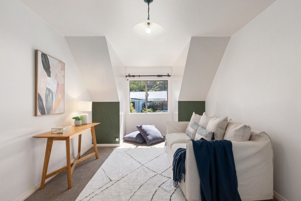 Spacious Family Home with Tennis Court - Bild 3