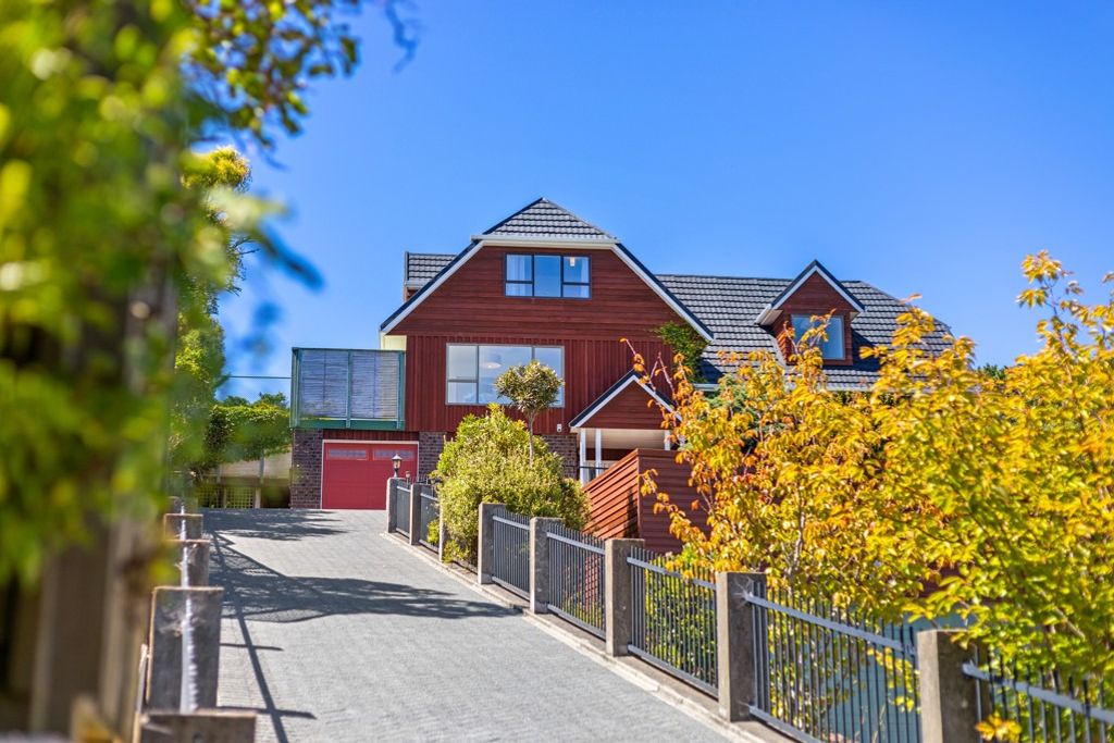 Spacious Family Home with Tennis Court - Bild 2