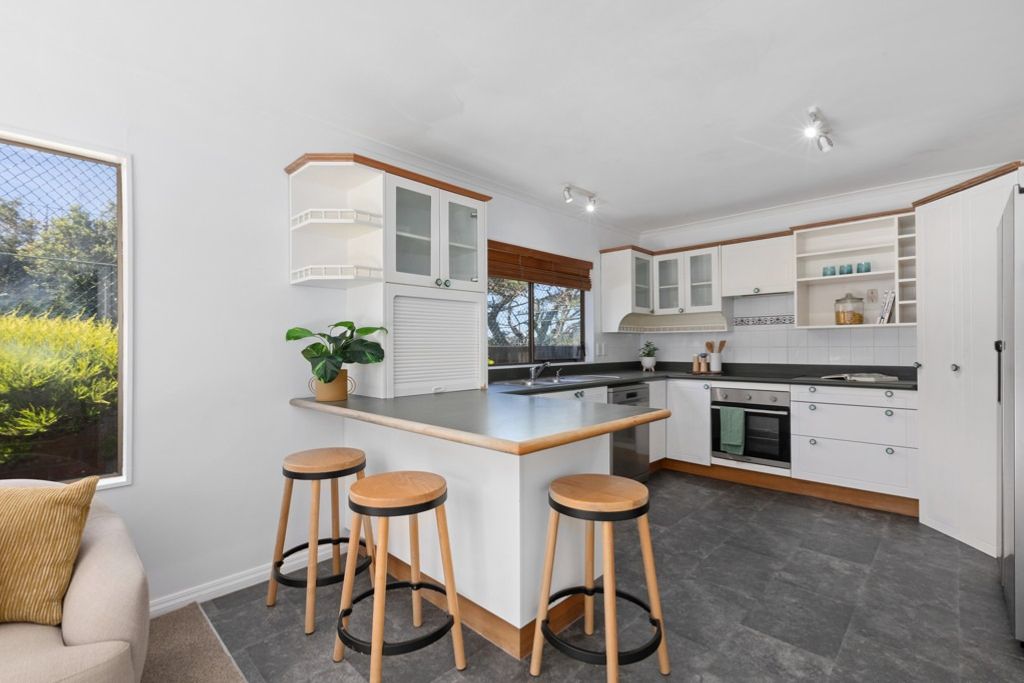 Spacious Family Home with Tennis Court - Bild 6