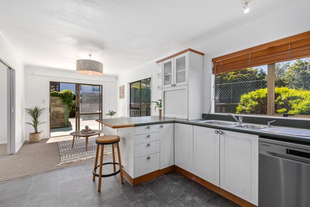 Spacious Family Home with Tennis Court - Fler