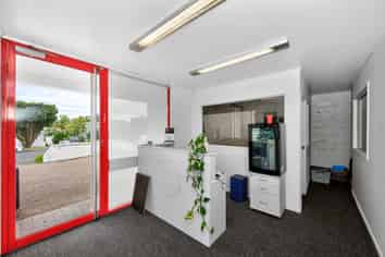 High quality warehouse with yard in Morningside