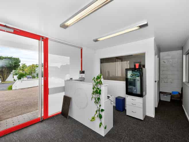 High quality warehouse with yard in Morningside