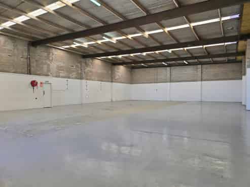 High quality warehouse with yard in Morningside