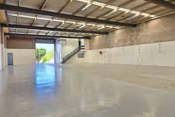 High quality warehouse with yard in Morningside