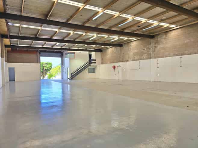 High quality warehouse with yard in Morningside