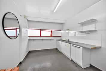High quality warehouse with yard in Morningside