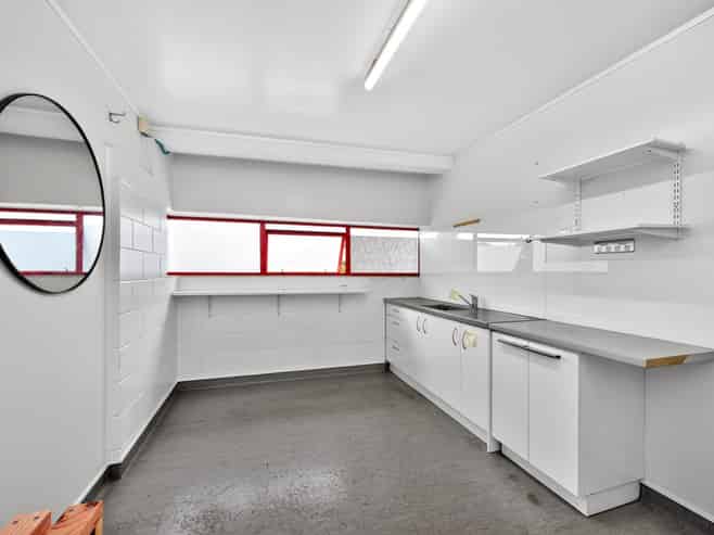 High quality warehouse with yard in Morningside