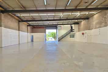 High quality warehouse with yard in Morningside