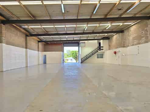 High quality warehouse with yard in Morningside