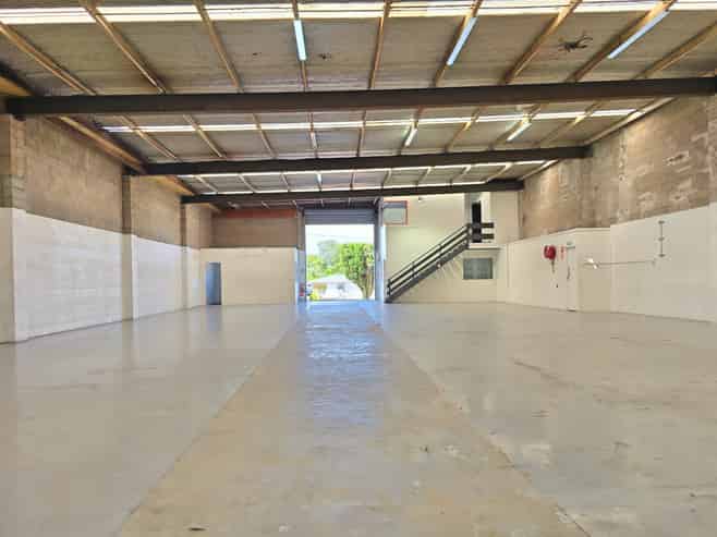 High quality warehouse with yard in Morningside