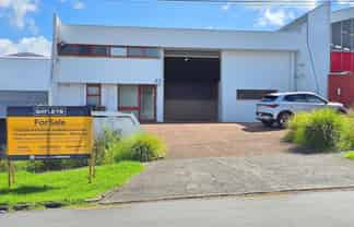 High quality warehouse with yard in Morningside