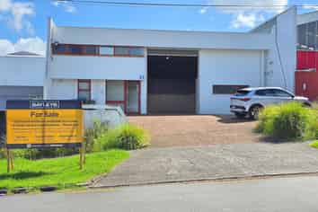 High quality warehouse with yard in Morningside