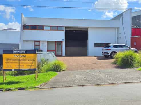High quality warehouse with yard in Morningside