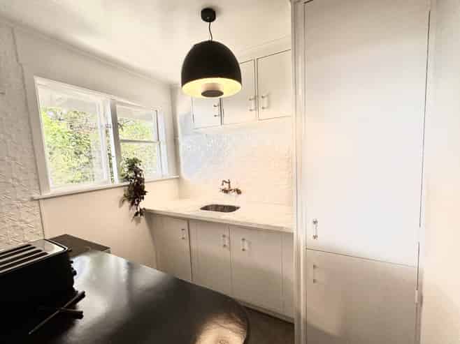 B/35 Patanga Cres (Bot) FULLY-FURNISHED STUDIO, Thorndon